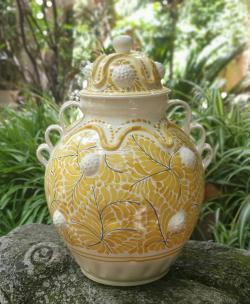 decorative-ceramic-vase-strawberries-handmade-handcrafts-talavera-majolica-mexico-interior-design