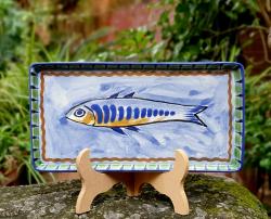 mexican-trays-ceramics-sardines-sea-design-gift-from-mexico-handcrafts-trable-blue-background-2