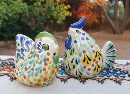  couple-rooster-hen-salt-and-pepper-shaker-set-table-decor-tableware-chickens-farm-ranch
