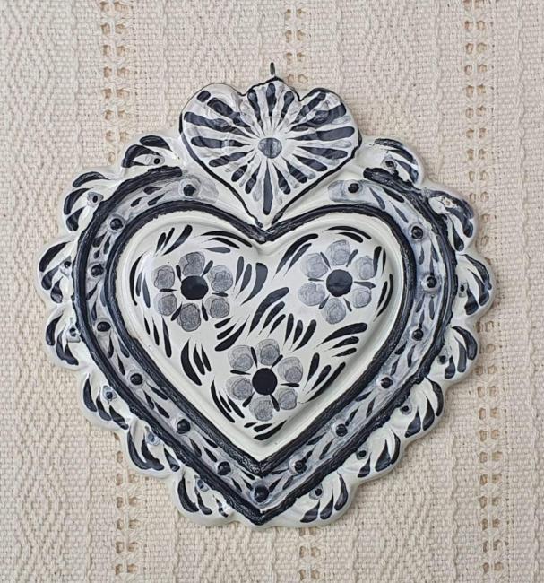 mexican-ornament-love-heart-red-hand-crafts-pottery-hand-made-mexico-decorative-christmas-nativity-talavera-majolica-black-2